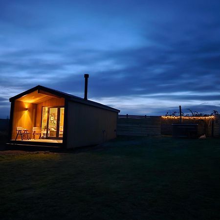Under The Oak Glamping 호텔 케어필리 외부 사진