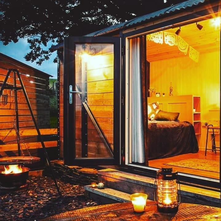Under The Oak Glamping 호텔 케어필리 외부 사진