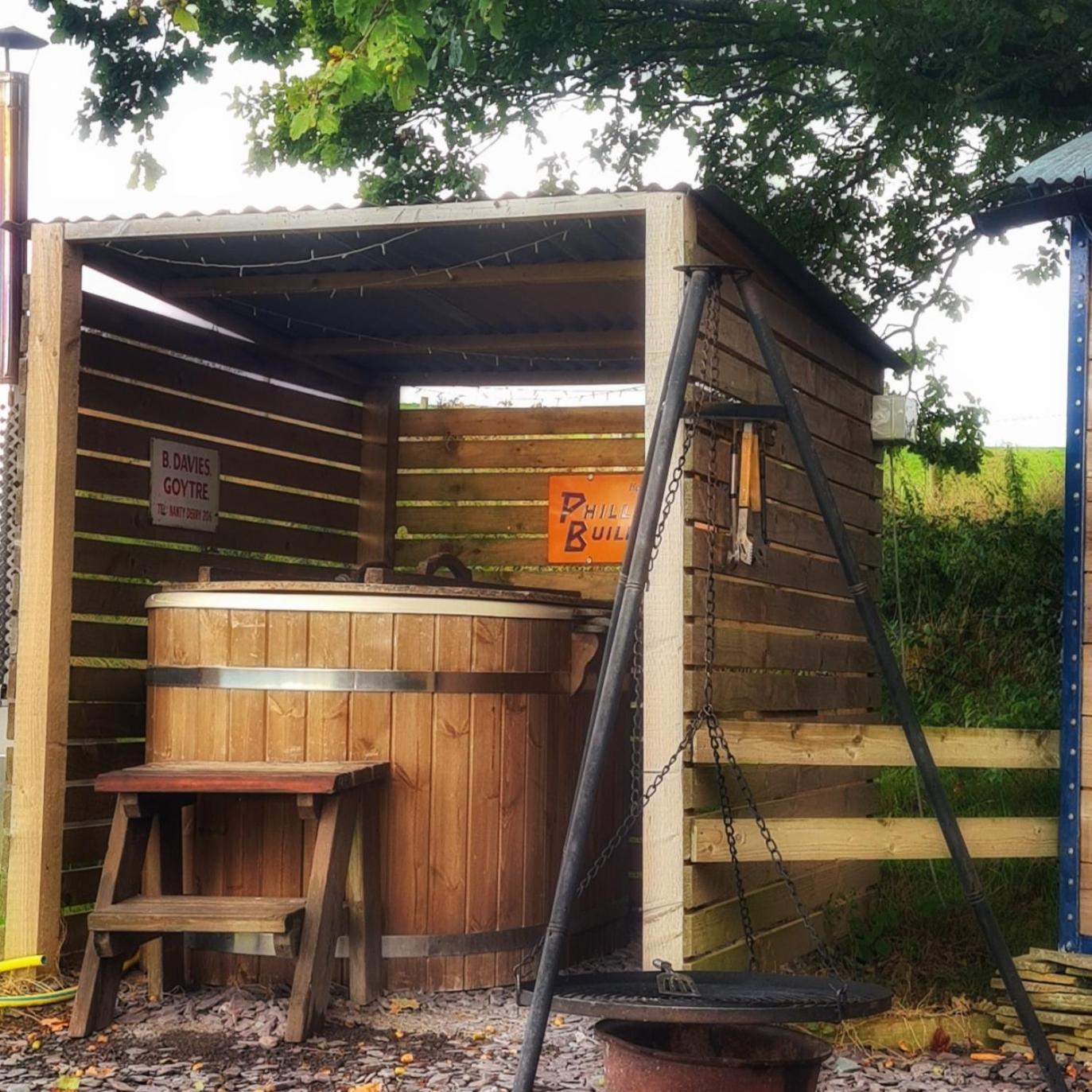 Under The Oak Glamping 호텔 케어필리 외부 사진