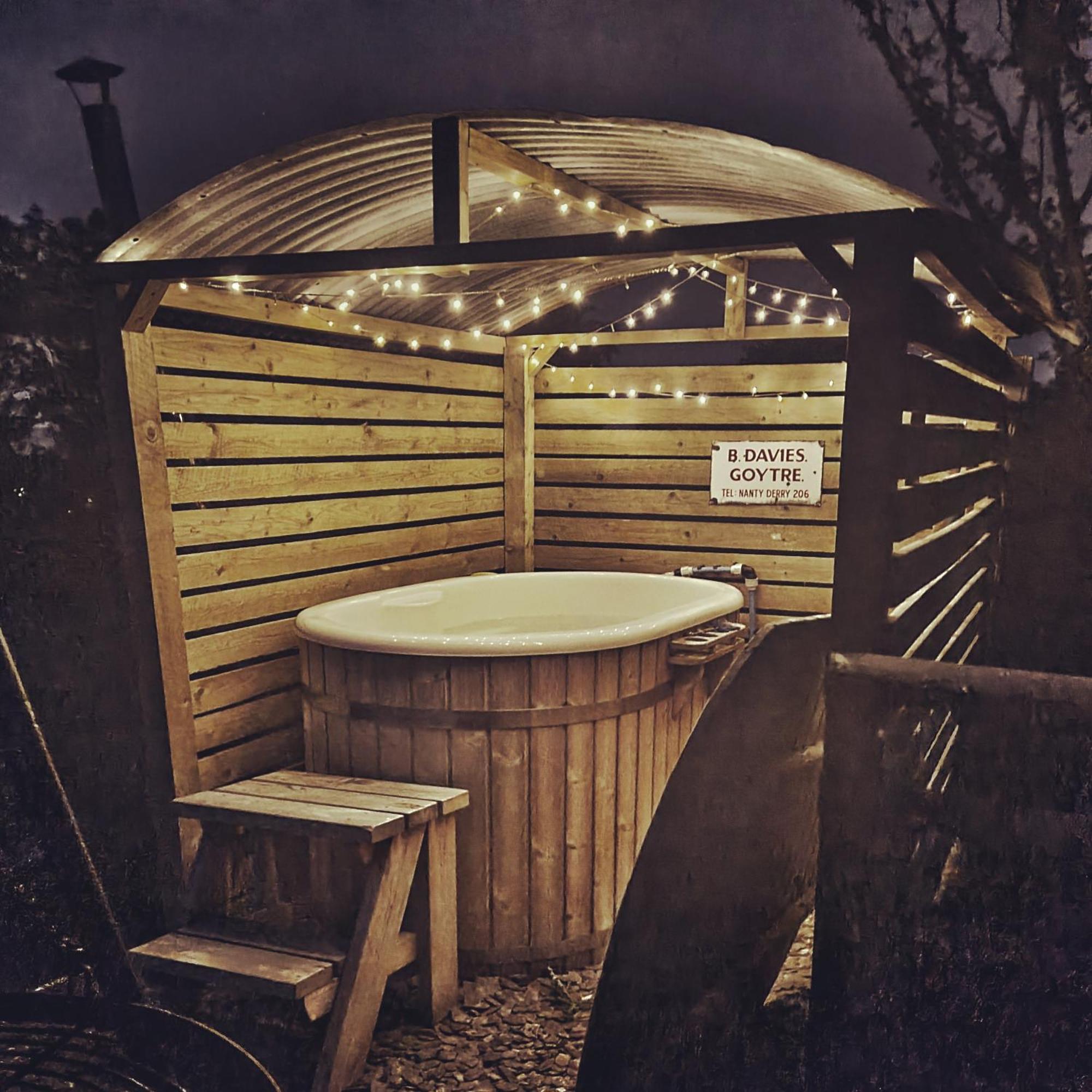 Under The Oak Glamping 호텔 케어필리 외부 사진