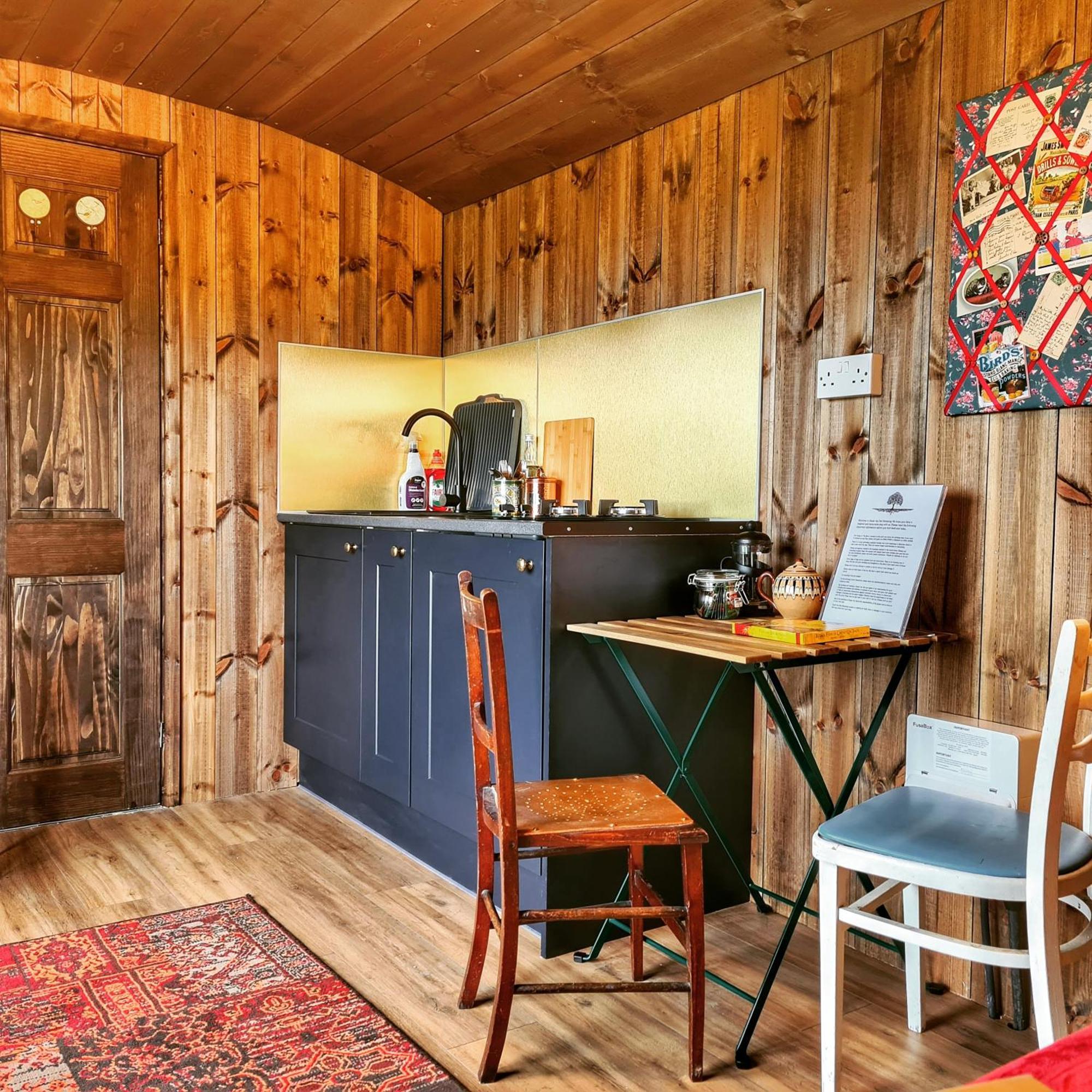 Under The Oak Glamping 호텔 케어필리 외부 사진
